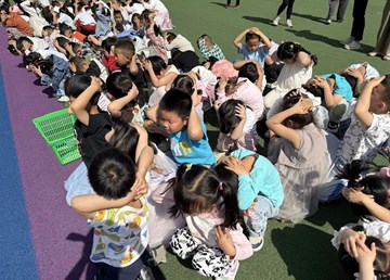 防震避险 安全 “童” 行　——滨江苑幼儿园地震疏散演练活动