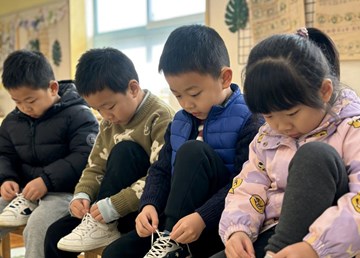 解锁新技能，系住小成长——记浪花苑大班年级组系鞋带活动