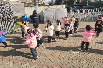 第二十一周童谣游戏《雪花变变变》